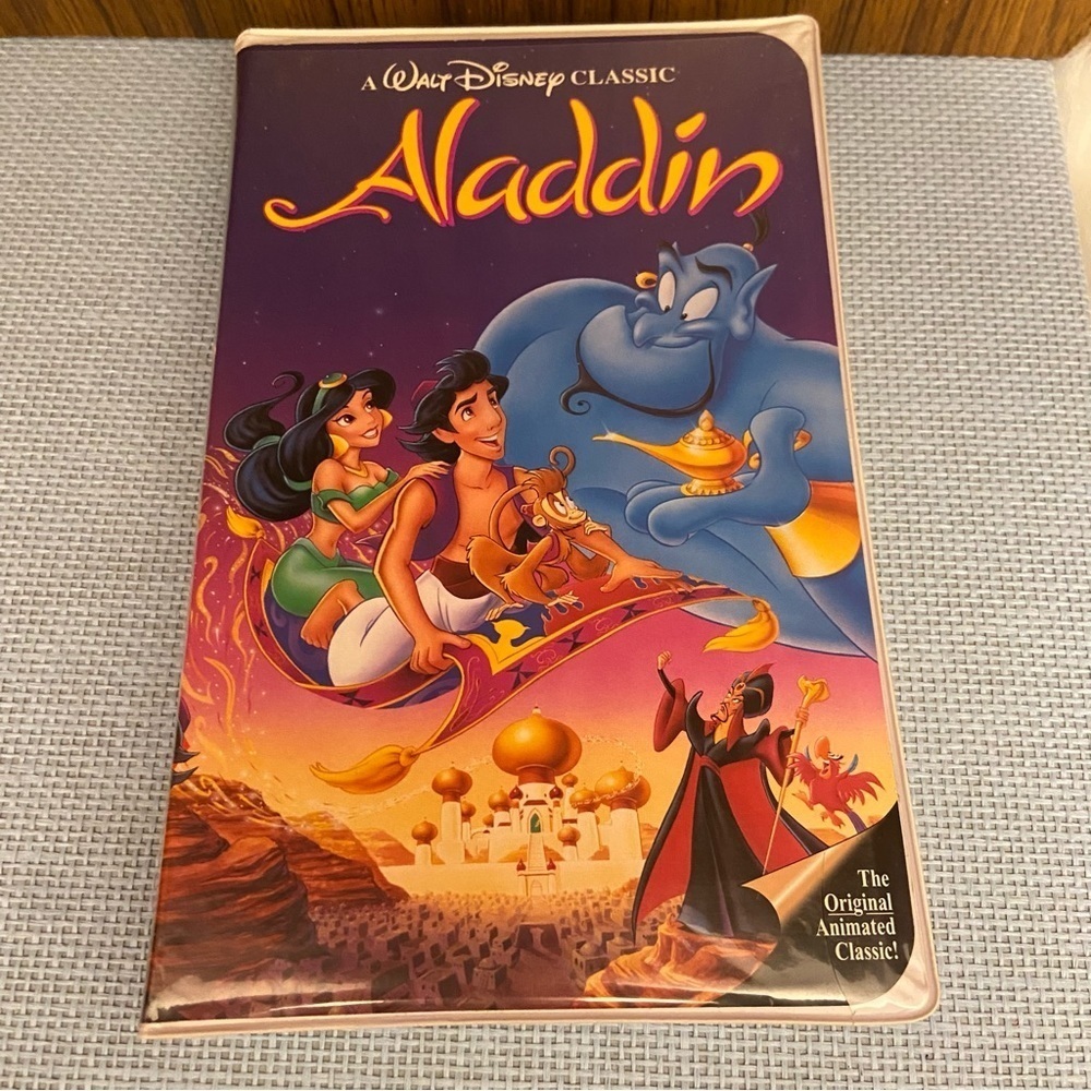 🛍️3/$30 Vintage Disney Aladdin black diamond vhs tape